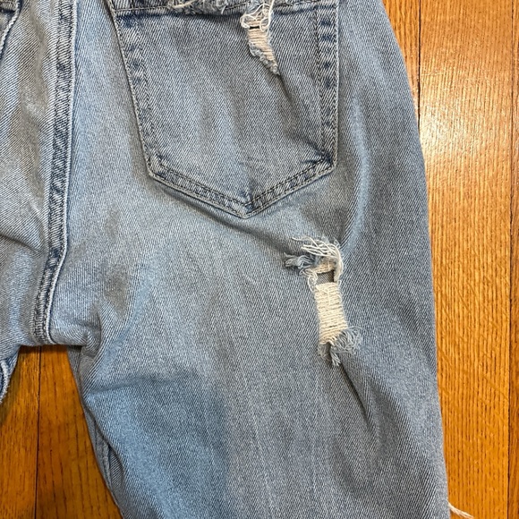 Hollister Light Blue Distressed Curvy High Rise Mom Jeans-Size 1 Short - Picture 5 of 6